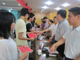 虹潤公司舉行2012年慈善助學(xué)金發(fā)放儀式